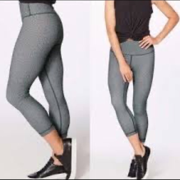 Lululemon size 10 Wunder Under Luxtreme Crop Like New - Picture 1 of 6